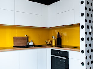 52m2 na warszawskim Muranowie - Średnia otwarta biała żółta z zabudowaną lodówką z nablatowym zlewozmywakiem kuchnia w kształcie litery l, styl nowoczesny - zdjęcie od Pracownia Wielkie Rzeczy
