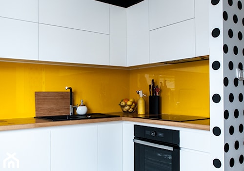 52m2 na warszawskim Muranowie - Średnia otwarta biała żółta z zabudowaną lodówką z nablatowym zlewozmywakiem kuchnia w kształcie litery l, styl nowoczesny - zdjęcie od Pracownia Wielkie Rzeczy