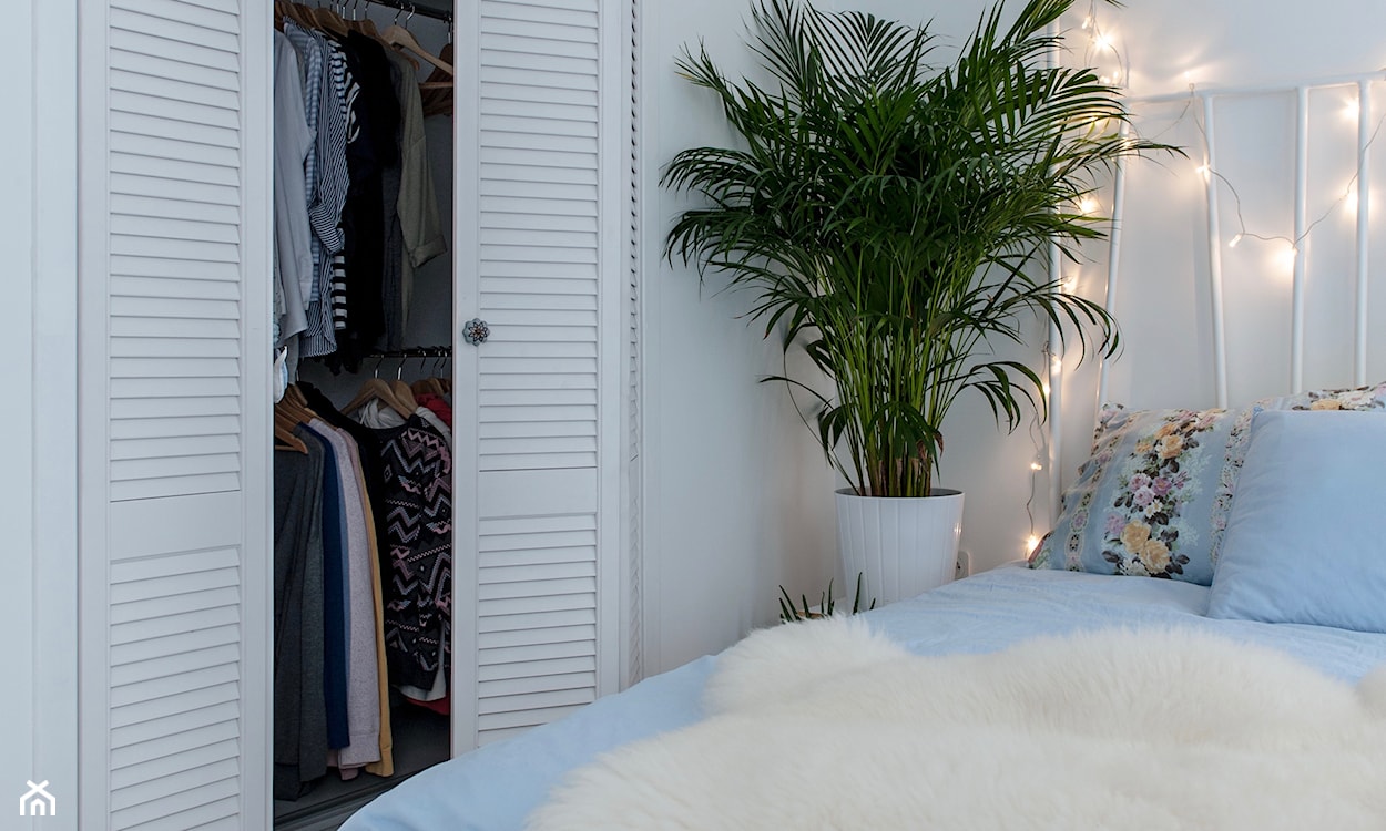 biała szafa na ubrania w sypialni