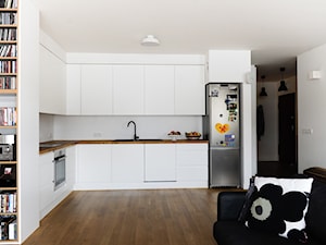 mieszkanie 80m2 - Średnia otwarta z salonem biała z zabudowaną lodówką z lodówką wolnostojącą z nablatowym zlewozmywakiem kuchnia w kształcie litery l, styl skandynawski - zdjęcie od Pracownia Wielkie Rzeczy