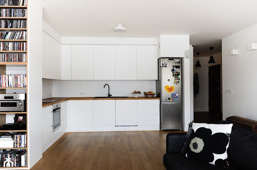 mieszkanie 80m2 - Średnia otwarta z salonem biała z zabudowaną lodówką z lodówką wolnostojącą z nablatowym zlewozmywakiem kuchnia w kształcie litery l, styl skandynawski - zdjęcie od Pracownia Wielkie Rzeczy