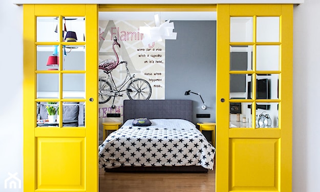 żółte drzwi ze szklanymi szybami