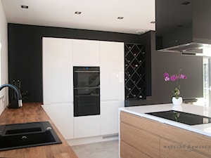 dom 220m2 - Średnia otwarta czarna z zabudowaną lodówką kuchnia z wyspą lub półwyspem, styl nowoczesny - zdjęcie od Pracownia Wielkie Rzeczy