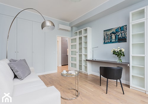 mieszkanie 80m2 na wynajem - Małe z sofą z zabudowanym biurkiem niebieskie biuro, styl glamour - zdjęcie od Pracownia Wielkie Rzeczy