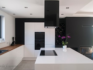 dom 220m2 - Duża otwarta biała czarna z zabudowaną lodówką z nablatowym zlewozmywakiem kuchnia w kształcie litery u z wyspą lub półwyspem, styl nowoczesny - zdjęcie od Pracownia Wielkie Rzeczy