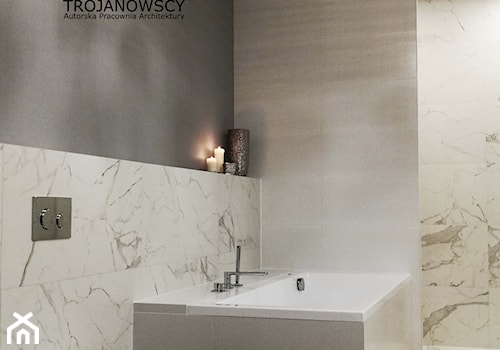 REALIZACJA - ŁAZIENKA TORUŃ - Średnia bez okna z marmurową podłogą łazienka, styl nowoczesny - zdjęcie od APA TROJANOWSCY