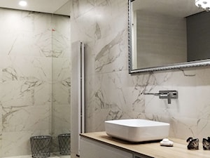 REALIZACJA - ŁAZIENKA TORUŃ - Średnia bez okna z lustrem łazienka, styl nowoczesny - zdjęcie od APA TROJANOWSCY