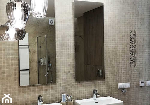 REALIZACJA -DOM POD BYDGOSZCZĄ - Bez okna z lustrem z dwoma umywalkami z punktowym oświetleniem łazienka, styl nowoczesny - zdjęcie od APA TROJANOWSCY