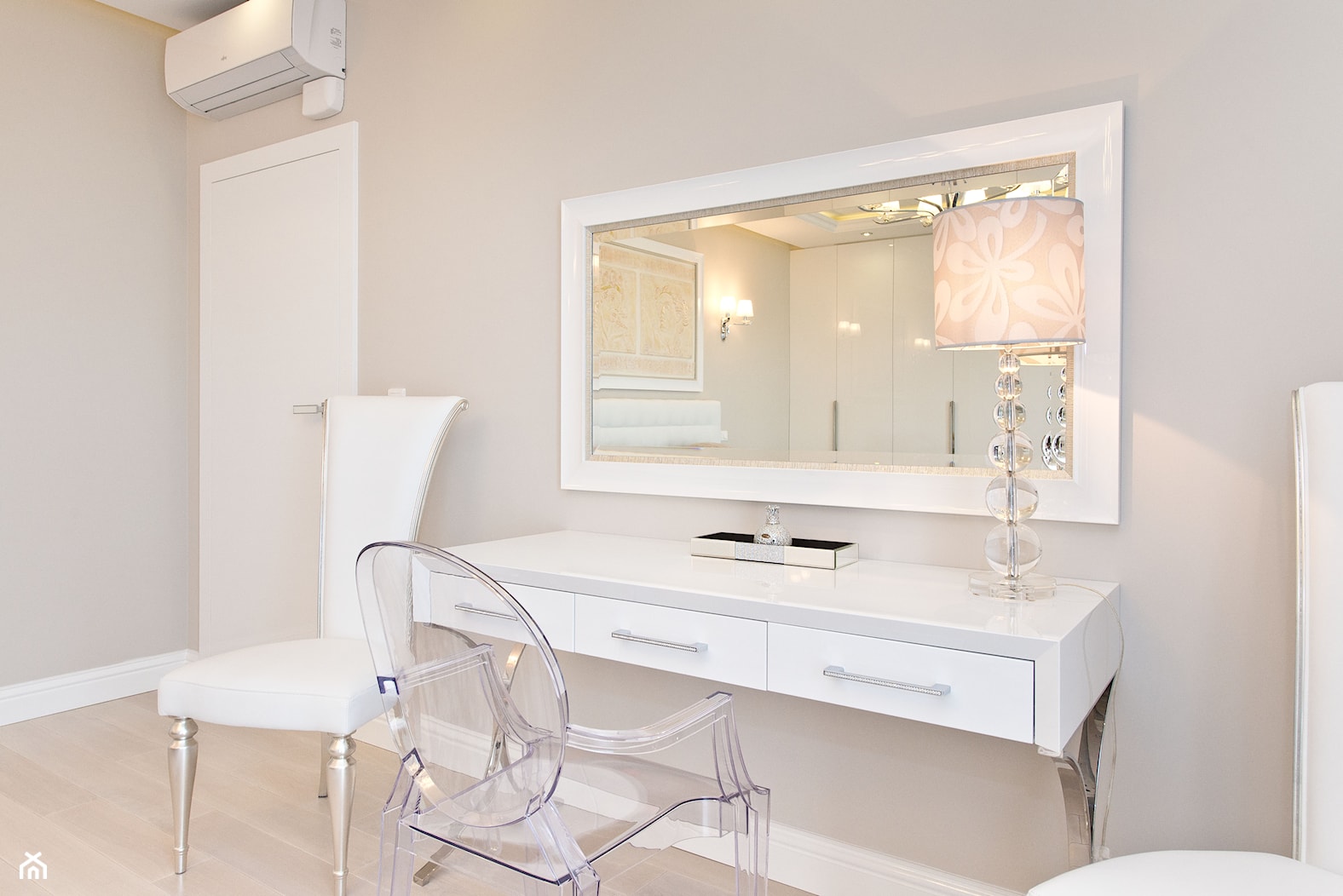 Sypialnia - Średnia biała szara z biurkiem sypialnia, styl glamour - zdjęcie od Fawre s.c. - Homebook