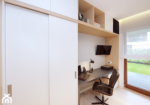 Gabinet - Średnie z zabudowanym biurkiem białe biuro, styl nowoczesny - zdjęcie od Fawre s.c.