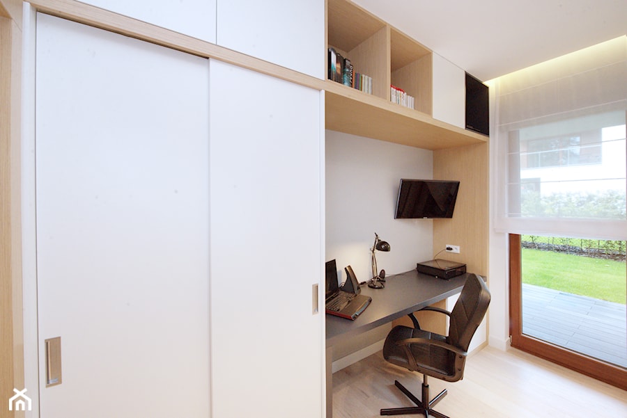 Gabinet - Średnie z zabudowanym biurkiem białe biuro, styl nowoczesny - zdjęcie od Fawre s.c.