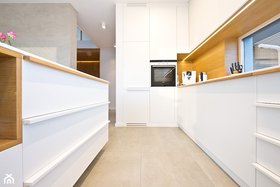 Kuchnia - Średnia otwarta szara z zabudowaną lodówką kuchnia z wyspą lub półwyspem, styl minimalistyczny - zdjęcie od Fawre s.c.