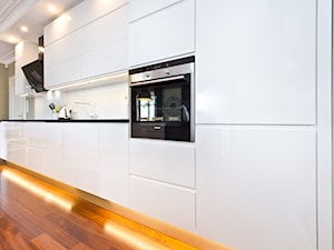 Kuchnia - Średnia otwarta z kamiennym blatem beżowa z zabudowaną lodówką kuchnia jednorzędowa z kompozytem na ścianie nad blatem kuchennym, styl minimalistyczny - zdjęcie od Fawre s.c.