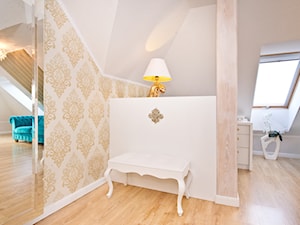 Sypialnia - Średnia beżowa szara sypialnia na poddaszu, styl glamour - zdjęcie od Fawre s.c.