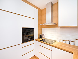 Kuchnia - Zamknięta z zabudowaną lodówką kuchnia w kształcie litery u, styl skandynawski - zdjęcie od Fawre s.c.