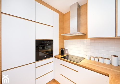 Kuchnia - Zamknięta z zabudowaną lodówką kuchnia w kształcie litery u, styl skandynawski - zdjęcie od Fawre s.c.