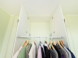 Garderoba - Średnia zamknięta garderoba przy sypialni, styl tradycyjny - zdjęcie od Fawre s.c.
