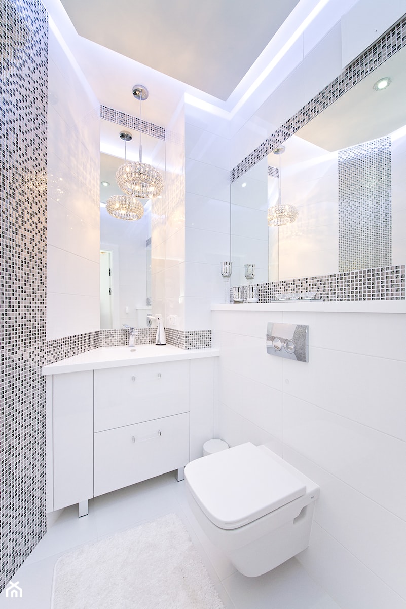 Łazienka, toaleta - Mała bez okna z punktowym oświetleniem łazienka, styl glamour - zdjęcie od Fawre s.c.