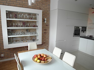 Kuchnia - Średnia biała jadalnia w kuchni - zdjęcie od Fawre s.c.