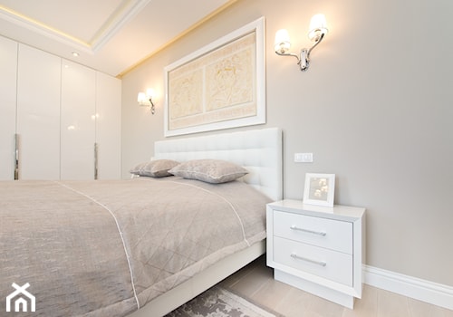 Sypialnia - Średnia beżowa biała sypialnia, styl glamour - zdjęcie od Fawre s.c.