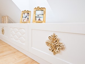 Sypialnia - Średnia biała sypialnia na poddaszu, styl glamour - zdjęcie od Fawre s.c.