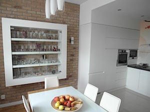 Kuchnia - Średnia biała jadalnia w kuchni - zdjęcie od Fawre s.c.