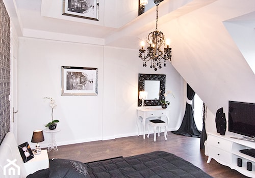 Sypialnia - Duża biała sypialnia na poddaszu, styl glamour - zdjęcie od Fawre s.c.