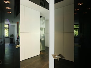 przedpokój i korytarz - Średni biały czarny hol / przedpokój - zdjęcie od Fawre s.c.