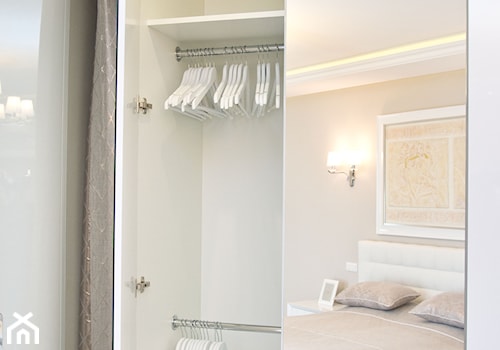 Garderoba - Średnia beżowa sypialnia, styl glamour - zdjęcie od Fawre s.c.