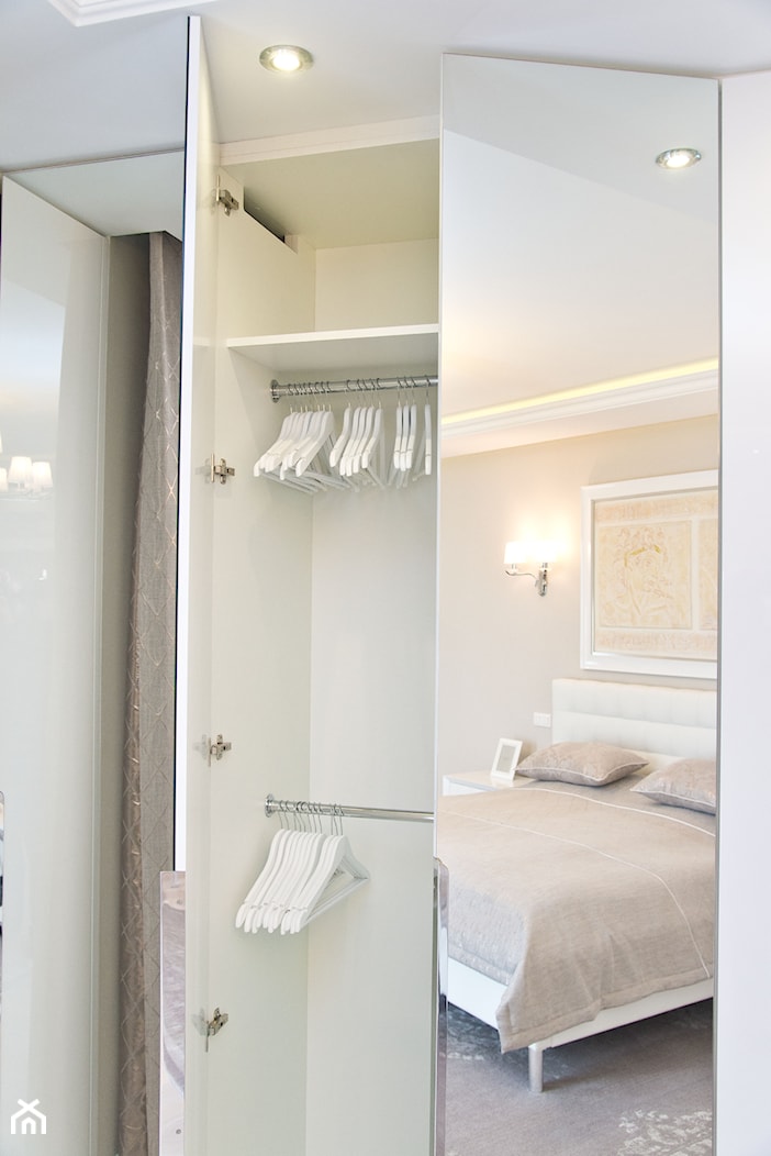 Garderoba - Średnia beżowa sypialnia, styl glamour - zdjęcie od Fawre s.c. - Homebook