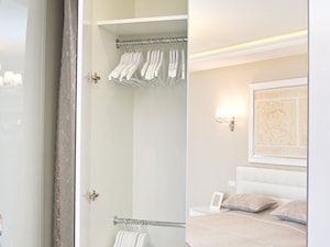 Średnia otwarta garderoba przy sypialni, styl glamour - zdjęcie od Fawre s.c.