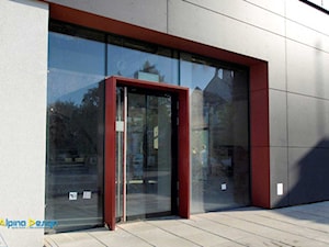 szkło architektoniczne - elewacja, wejscie 2 - Wnętrza publiczne, styl nowoczesny - zdjęcie od Alpina Ogrody Zimowe & Szkło Architektoniczne