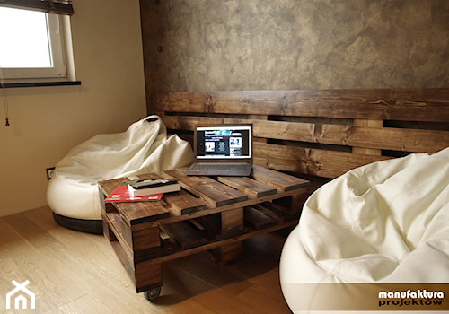 Palety na miarę - Średnia beżowa brązowa z biurkiem sypialnia, styl industrialny - zdjęcie od Manufaktura Projektów