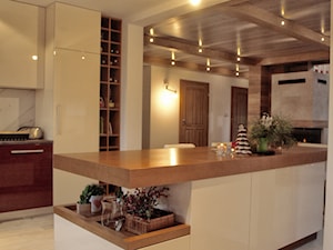 INTERIOR | Dom nad stawem - realizacja - Duża otwarta beżowa biała kuchnia w kształcie litery u z wyspą lub półwyspem z kompozytem na ścianie nad blatem kuchennym, styl nowoczesny - zdjęcie od Manufaktura Projektów