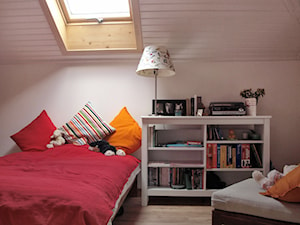 INTERIOR | Dom nad stawem - realizacja - Mała szara sypialnia na poddaszu, styl rustykalny - zdjęcie od Manufaktura Projektów