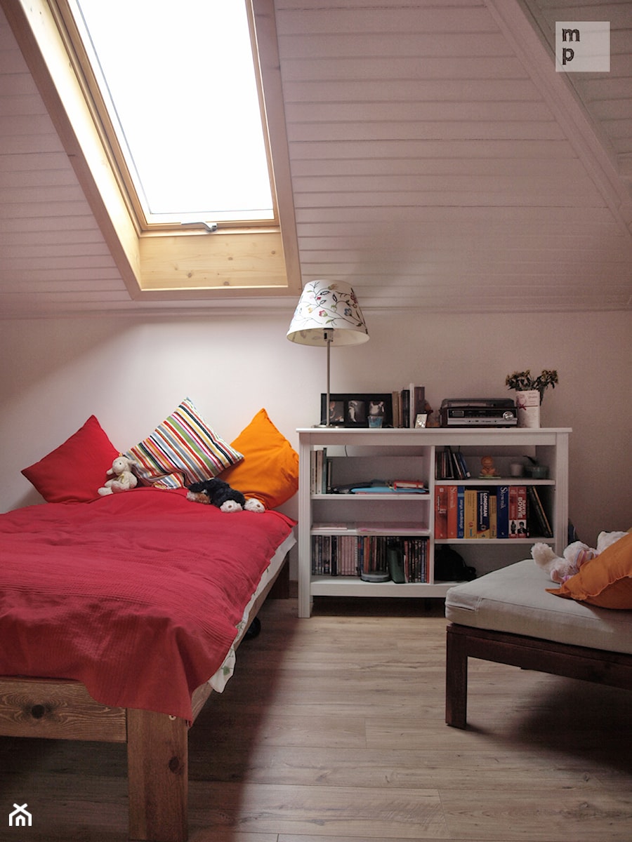 INTERIOR | Dom nad stawem - realizacja - Mała szara sypialnia na poddaszu, styl rustykalny - zdjęcie od Manufaktura Projektów