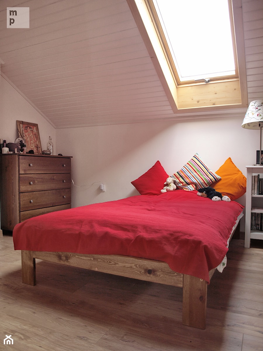 INTERIOR | Dom nad stawem - realizacja - Mała beżowa sypialnia na poddaszu, styl rustykalny - zdjęcie od Manufaktura Projektów