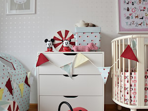 Średni biały pokój dziecka dla niemowlaka dla chłopca dla dziewczynki, styl skandynawski - zdjęcie od Milan design