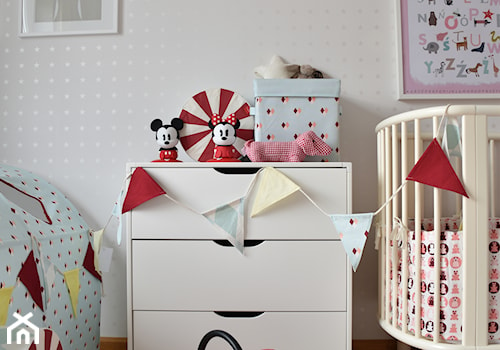 Średni biały pokój dziecka dla niemowlaka dla chłopca dla dziewczynki, styl skandynawski - zdjęcie od Milan design