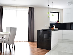 Mieszkanie Wola - Mała szara jadalnia w kuchni, styl minimalistyczny - zdjęcie od Milan design