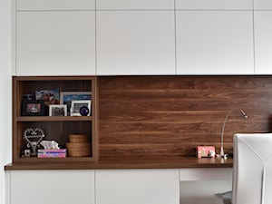 Małe w osobnym pomieszczeniu z zabudowanym biurkiem białe biuro, styl minimalistyczny - zdjęcie od Milan design