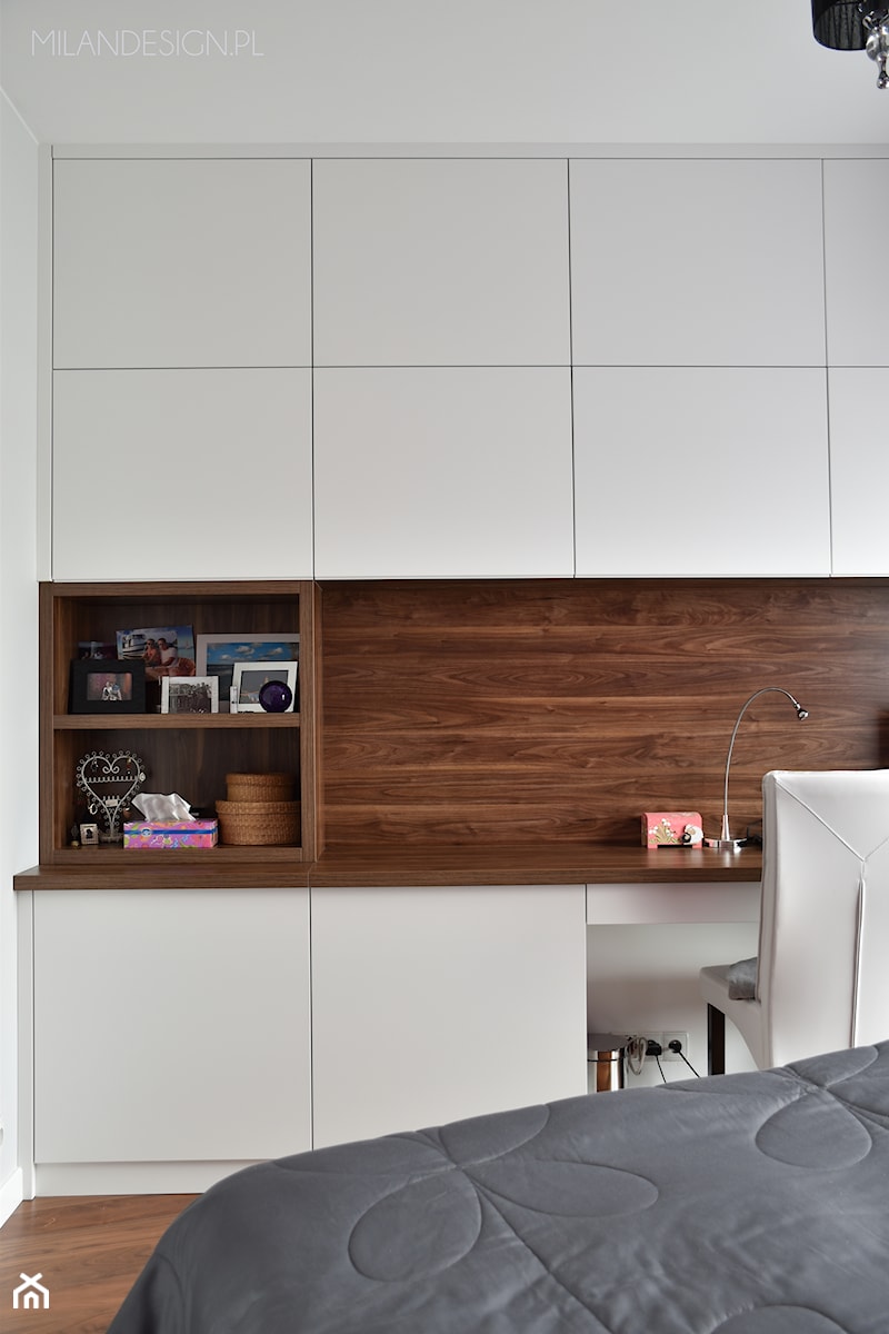 Małe w osobnym pomieszczeniu z zabudowanym biurkiem białe biuro, styl minimalistyczny - zdjęcie od Milan design