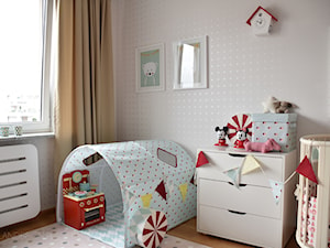 Średni różowy pokój dziecka dla dziecka dla dziewczynki, styl skandynawski - zdjęcie od Milan design
