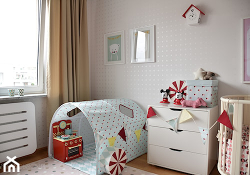 Średni różowy pokój dziecka dla dziecka dla dziewczynki, styl skandynawski - zdjęcie od Milan design