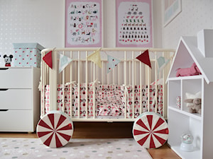 Biały szary pokój dziecka dla dziecka dla dziewczynki, styl skandynawski - zdjęcie od Milan design
