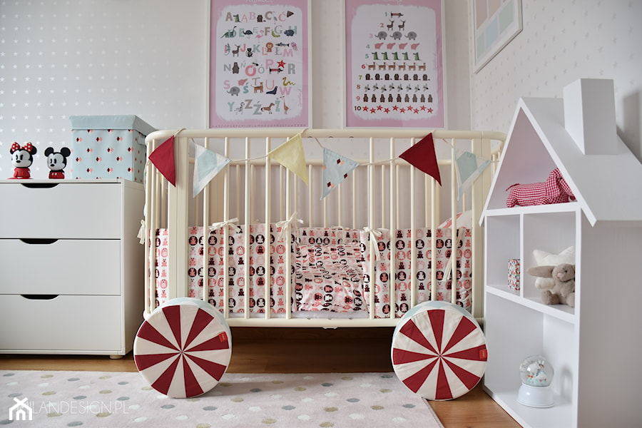 Biały szary pokój dziecka dla dziecka dla dziewczynki, styl skandynawski - zdjęcie od Milan design