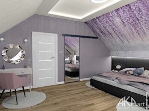Jasna lawendowa sypialnia ze skosami - zdjęcie od AKAart Pracownia Projektowa
