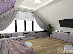 Jasna fioletowa sypialnia ze skosami