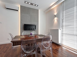 Apartament w Wilanowie - Mały biały szary salon z jadalnią, styl industrialny - zdjęcie od Agnese Gentiletti
