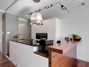 Apartament w Wilanowie - Średnia otwarta z salonem biała szara z zabudowaną lodówką z podblatowym zlewozmywakiem kuchnia jednorzędowa z wyspą lub półwyspem, styl industrialny - zdjęcie od Agnese Gentiletti